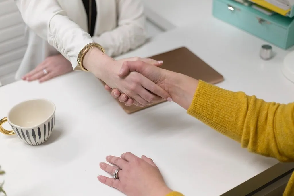 Apretón de manos sobre una mesa de reuniones