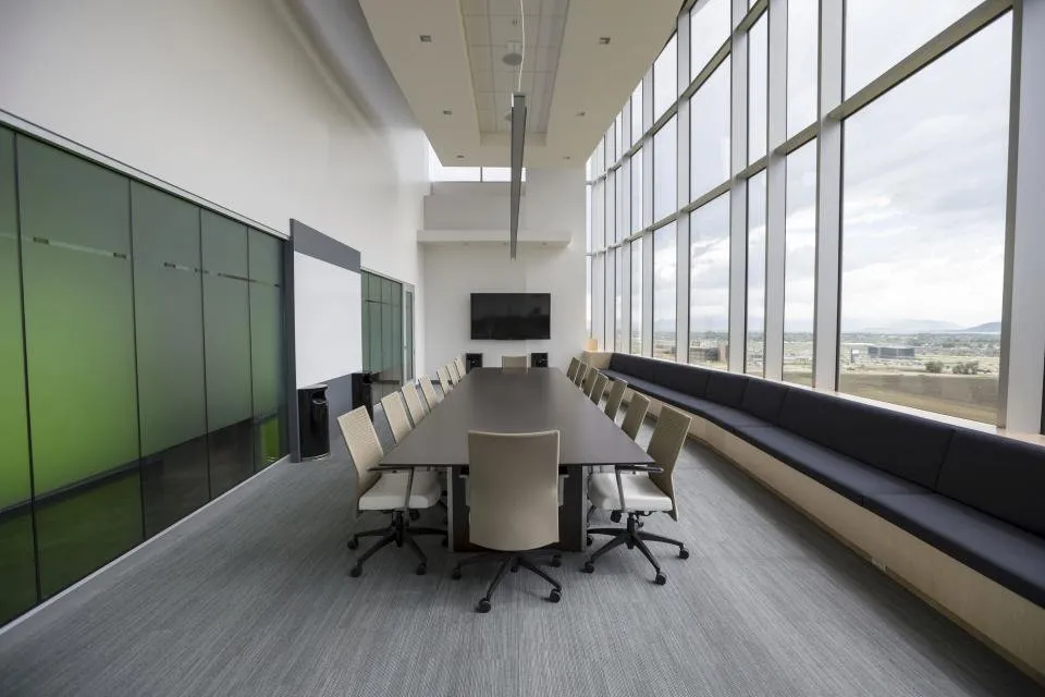 Sala de reuniones con una mesa larga