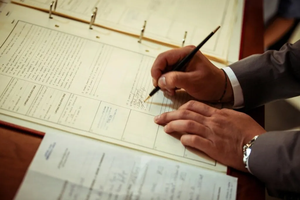 Abogado revisando documentos
